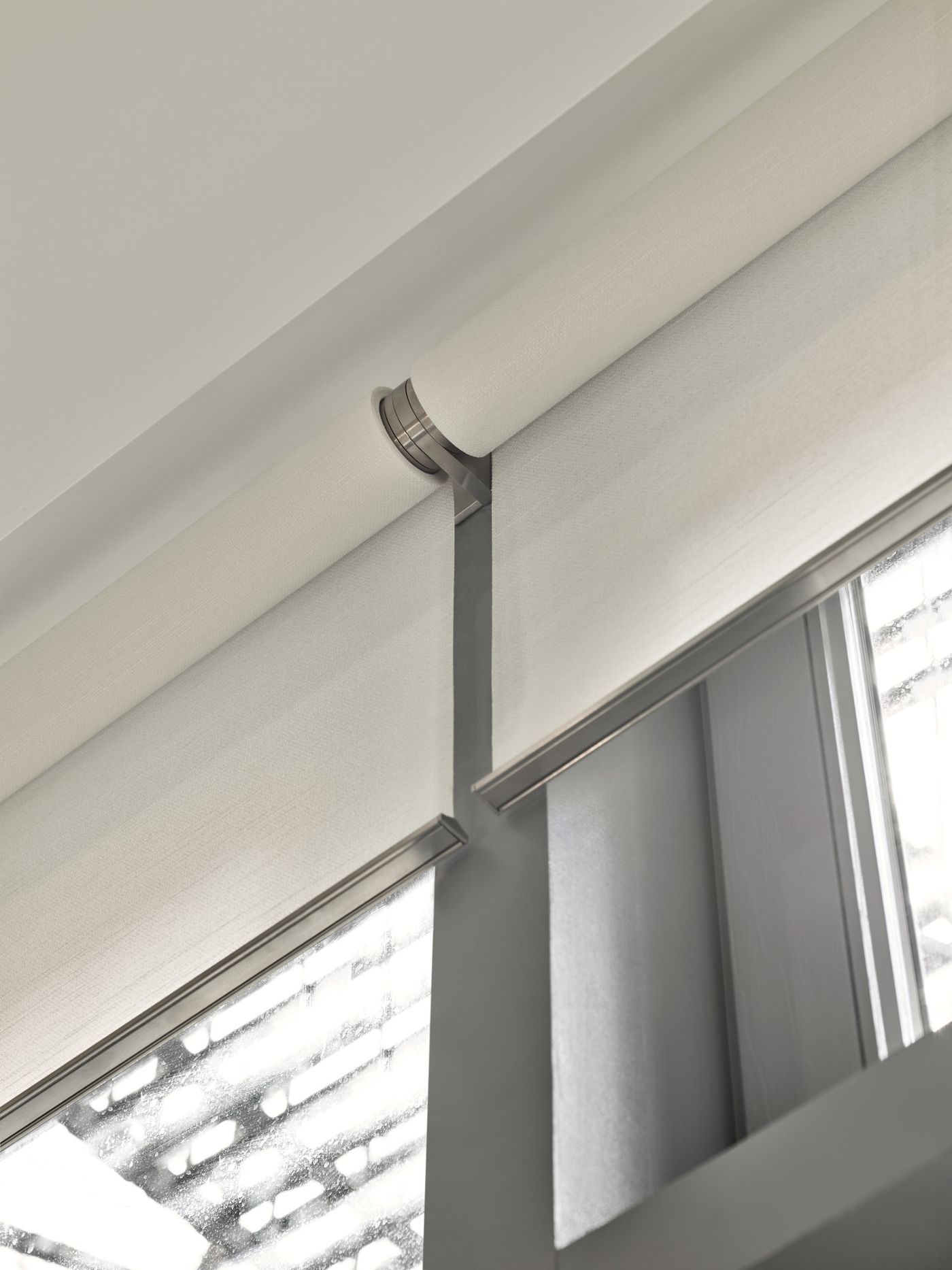 The head detail of a recessed roller blind at a window